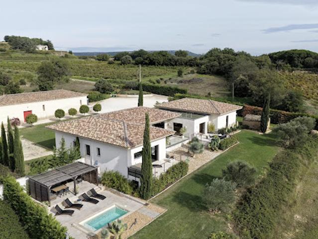 Villa avec piscine et terrasse