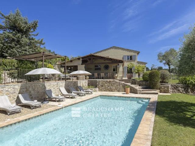 Villa avec piscine et terrasse
