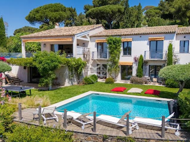 Villa avec piscine et terrasse