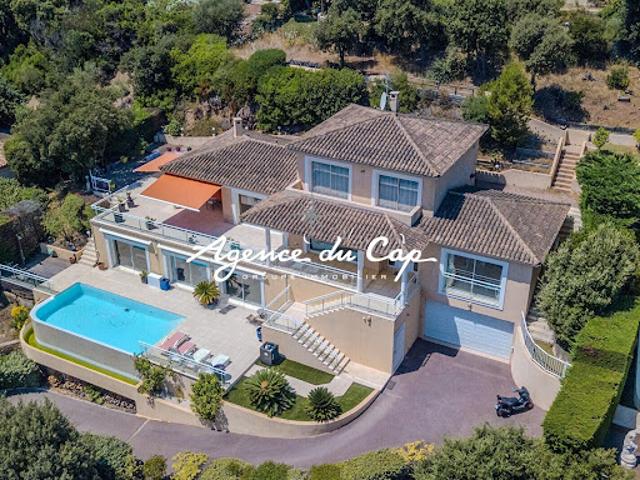 Villa avec piscine et terrasse