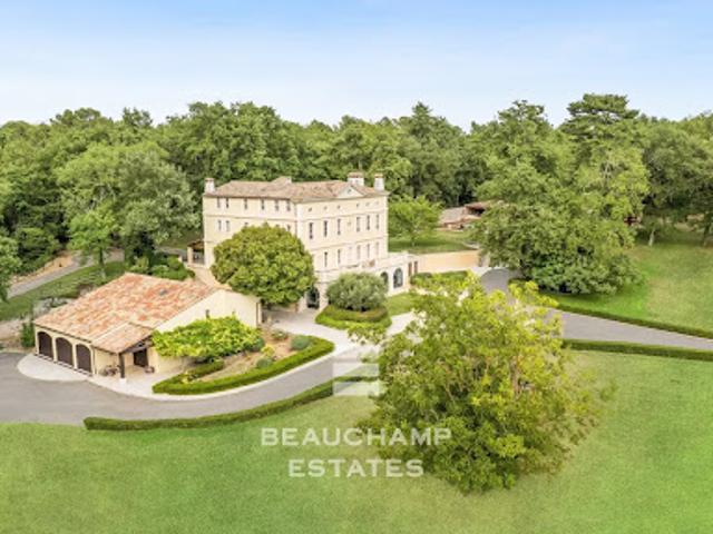 Villa avec piscine et terrasse