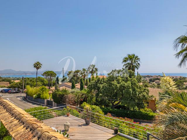 Villa avec piscine et terrasse