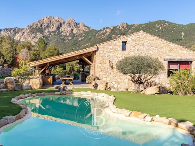 Villa avec piscine et terrasse