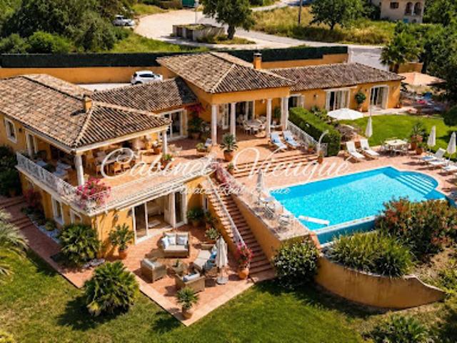 Villa avec piscine et terrasse