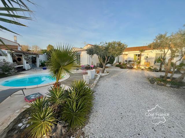 Villa avec piscine et terrasse