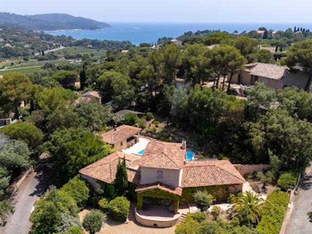 Villa avec piscine et terrasse