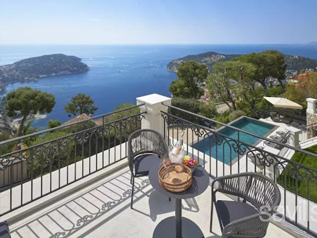 Villa avec piscine et terrasse