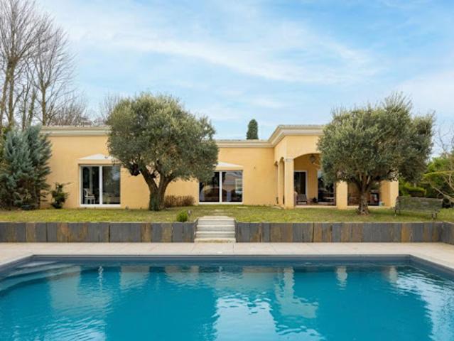 Villa avec piscine et terrasse