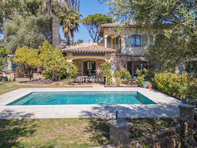 Villa avec piscine et terrasse