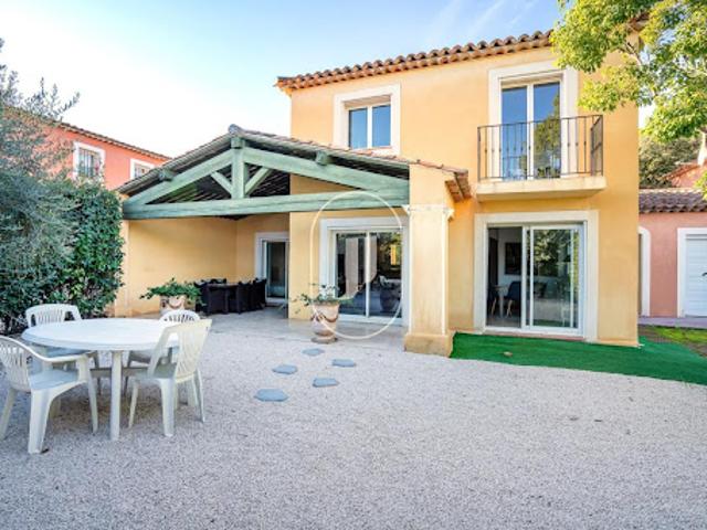 Villa avec piscine et terrasse