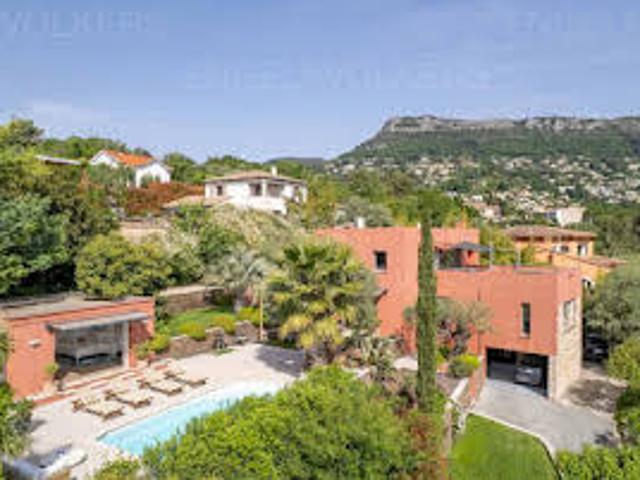 Villa avec piscine et terrasse