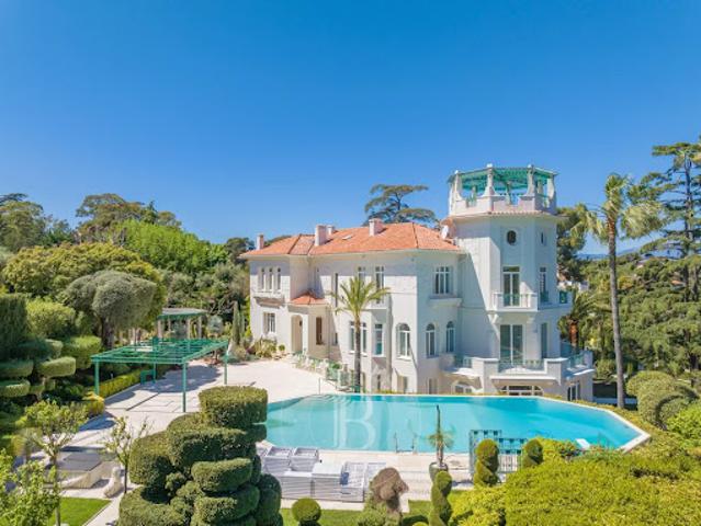 Villa avec piscine et terrasse