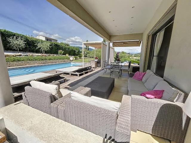 Villa avec piscine et terrasse