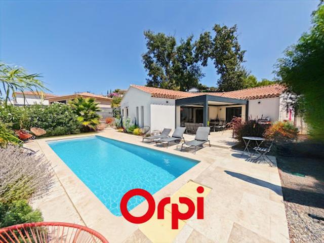 Villa avec piscine et terrasse