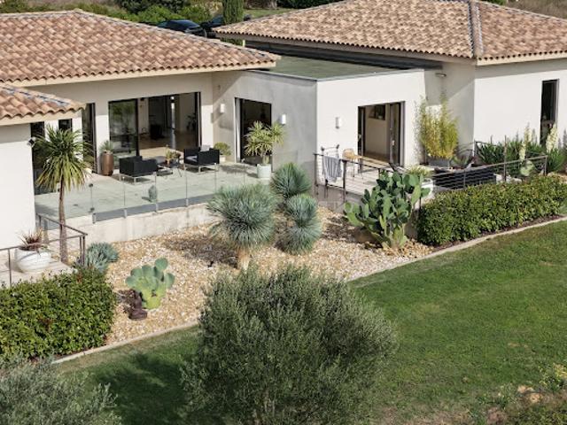 Villa avec piscine et terrasse