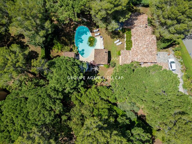 Villa avec piscine et terrasse
