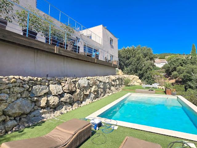 Villa avec piscine et terrasse