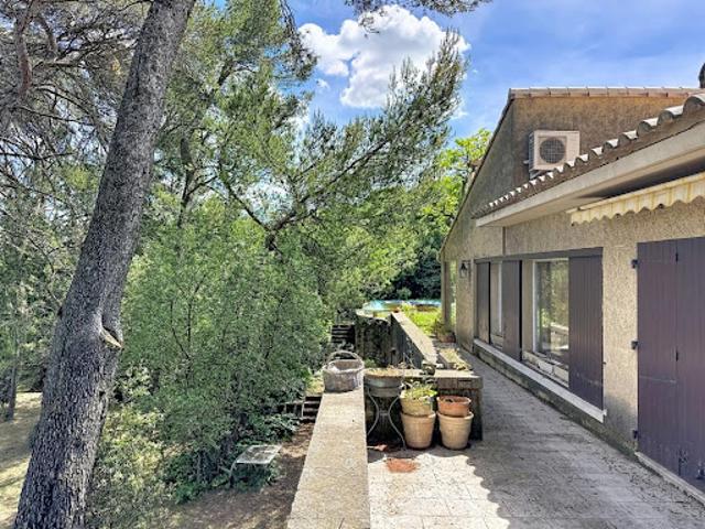Villa avec piscine et terrasse