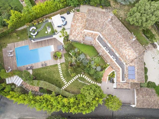 Villa avec piscine et terrasse