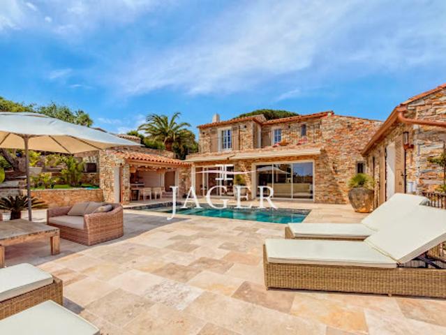 Villa avec piscine et terrasse
