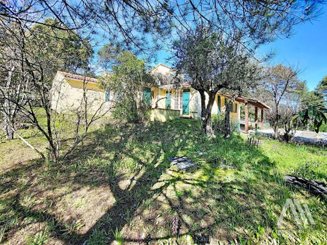 Villa avec piscine et terrasse