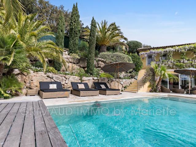 Villa avec piscine et terrasse