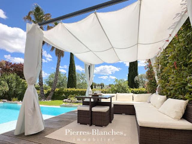 Villa avec piscine et terrasse