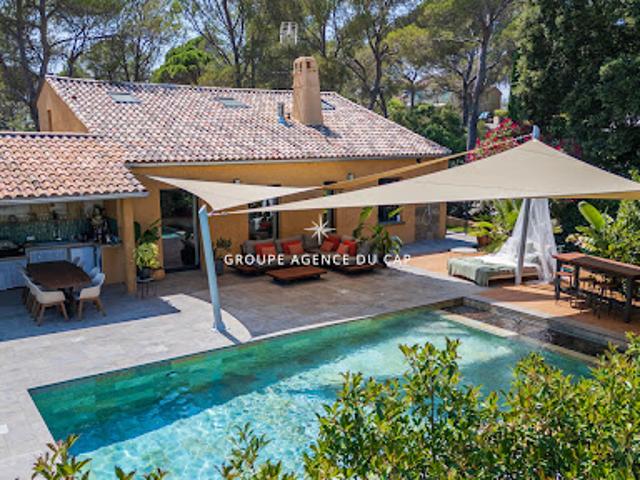 Villa avec piscine et terrasse