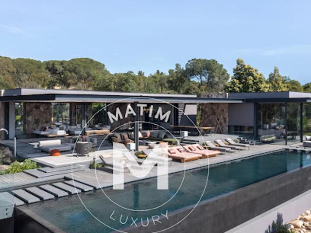 Villa avec piscine et terrasse