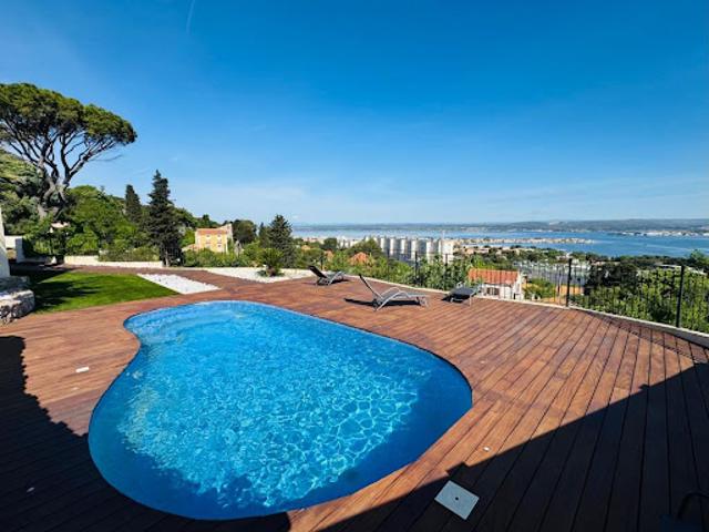 Villa avec piscine et terrasse