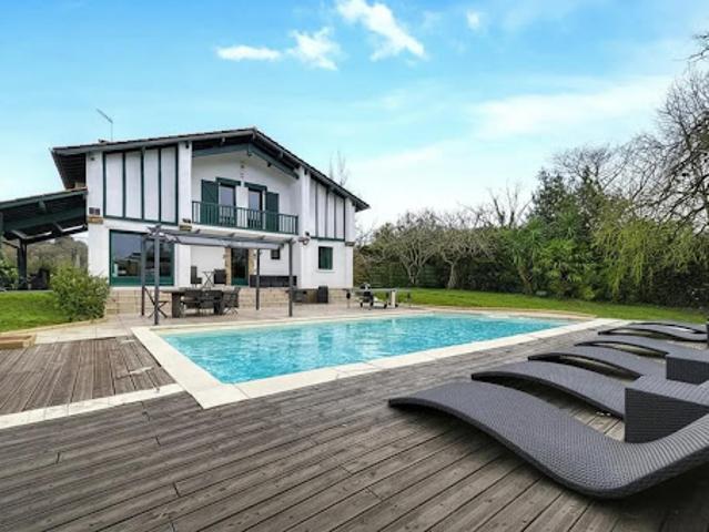 Villa avec piscine et terrasse
