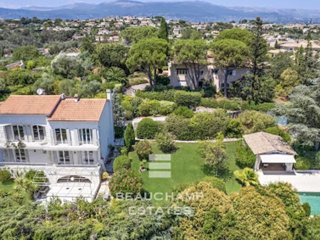 Villa avec piscine et terrasse