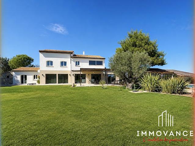 Villa avec piscine et terrasse