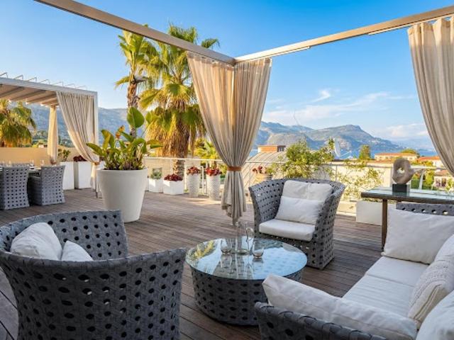 Villa avec piscine et terrasse