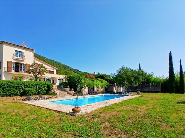 Villa avec piscine et terrasse