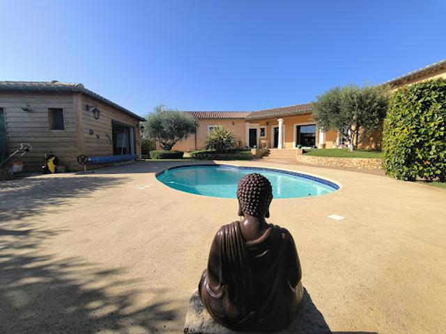 Villa avec piscine et terrasse