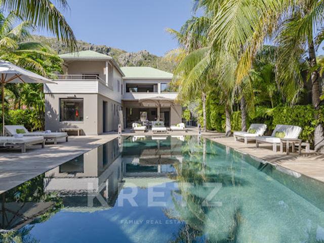 Villa avec piscine et terrasse