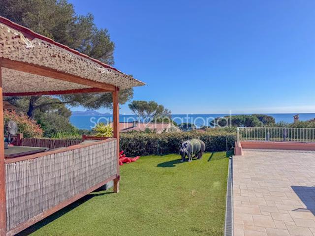Villa avec piscine et terrasse