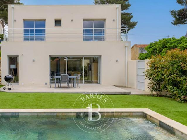 Villa avec piscine et terrasse