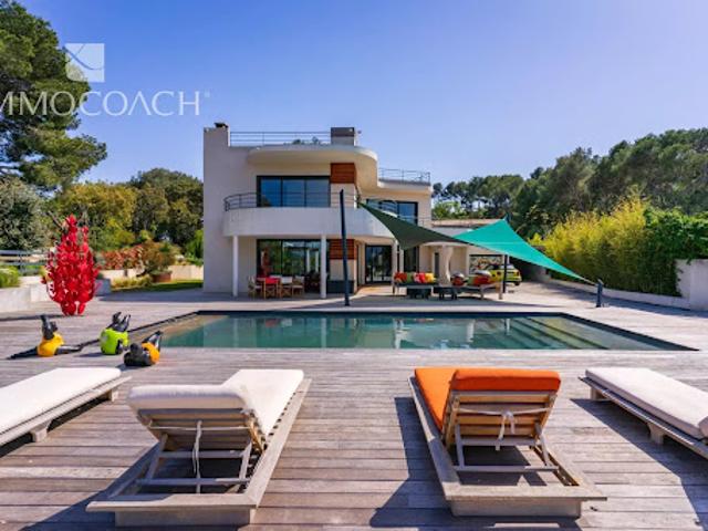 Villa avec piscine et terrasse