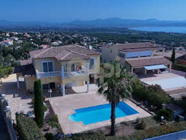 Villa avec piscine et terrasse