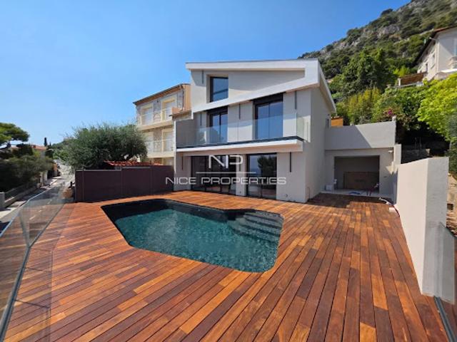Villa avec piscine en bord de mer