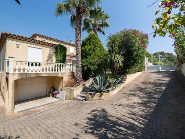 Villa avec piscine et terrasse