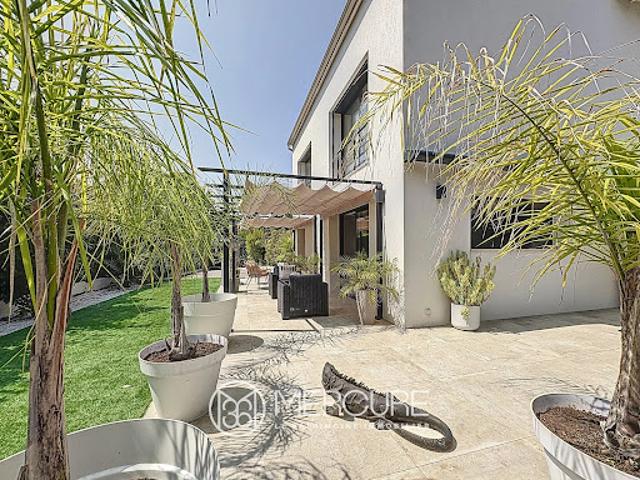 Villa avec piscine et terrasse