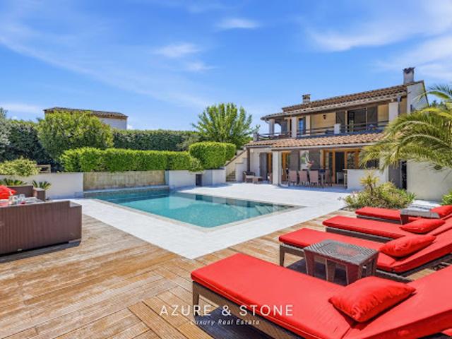 Villa avec piscine et terrasse