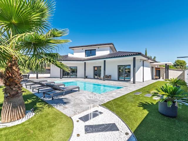 Villa avec piscine et terrasse