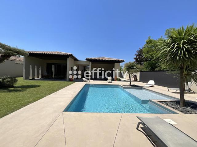 Villa avec piscine et terrasse