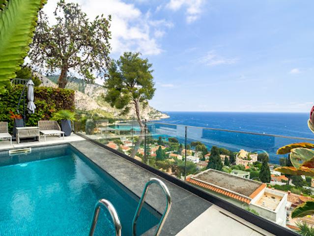 Villa avec piscine et terrasse