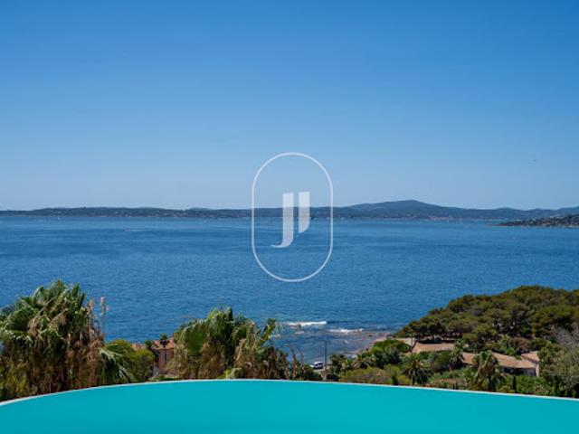 Villa avec piscine et terrasse