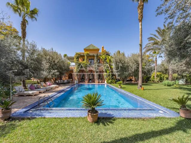 Villa avec piscine et terrasse